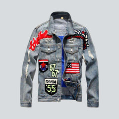 Jeansjacke mit Patches im amerikanischen Stil