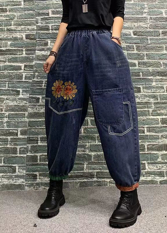 Hermosos pantalones vaqueros cortos con cintura elástica y parches bordados en azul