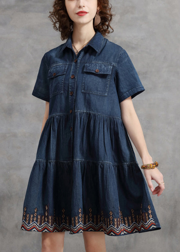 Hermoso vestido camisero de algodón bordado con cuello Peter Pan azul denim y manga corta