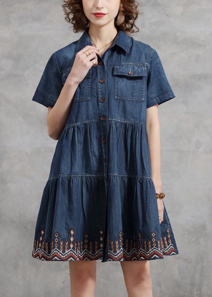 Hermoso vestido camisero de algodón bordado con cuello Peter Pan azul denim y manga corta