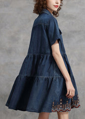 Hermoso vestido camisero de algodón bordado con cuello Peter Pan azul denim y manga corta