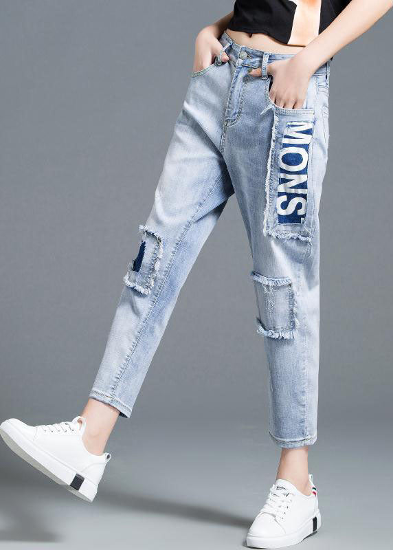 Schöne hellblaue Jeans aus Baumwolldenim mit hohem Bund und Buchstabenmuster