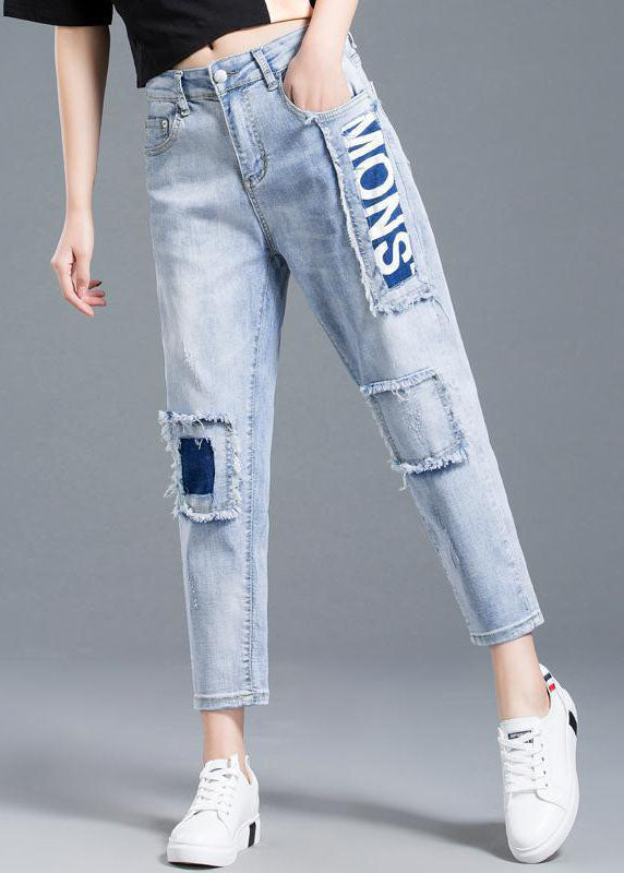 Schöne hellblaue Jeans aus Baumwolldenim mit hohem Bund und Buchstabenmuster