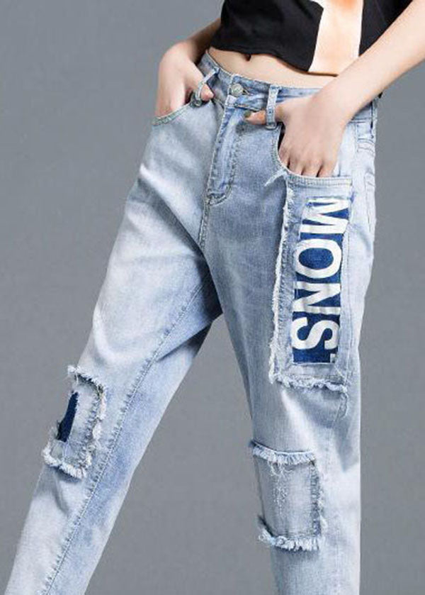 Schöne hellblaue Jeans aus Baumwolldenim mit hohem Bund und Buchstabenmuster