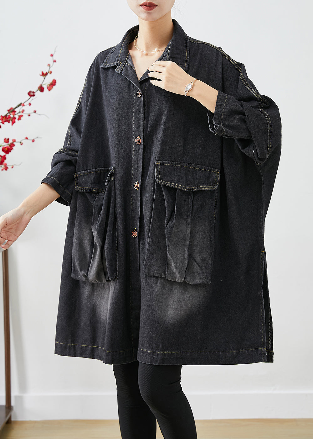 Schwarzer Denim-Trenchcoat mit übergroßen Taschen und Fledermausärmeln