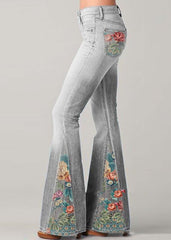 Pantalones acampanados de mezclilla con estampado de patchwork y cintura alta en color azul bohemio