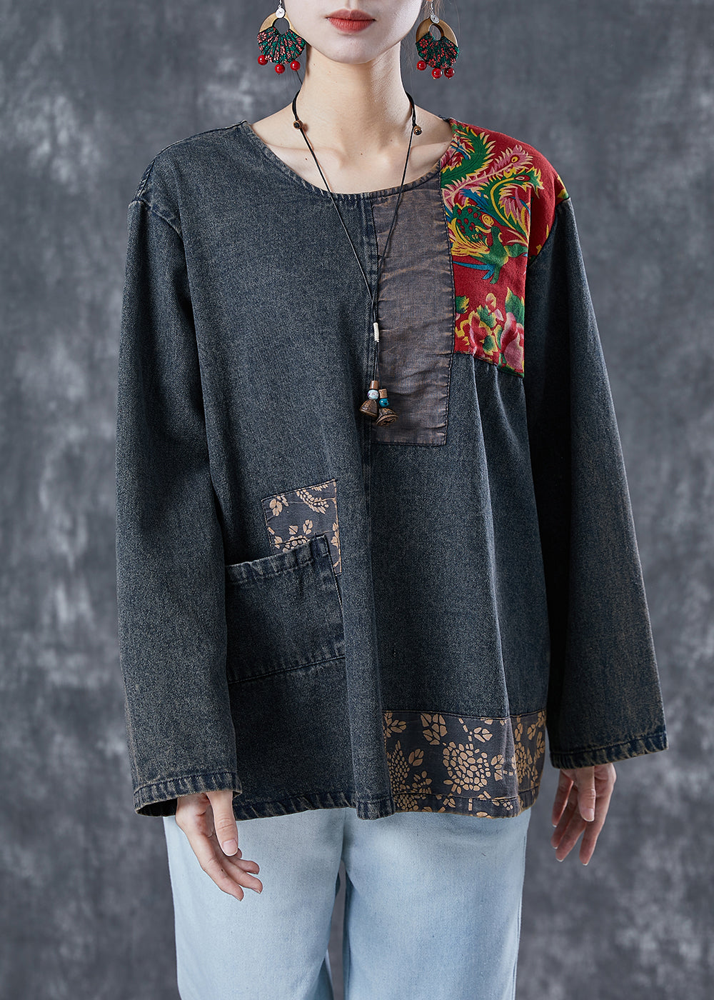 Sudadera vaquera con patchwork asimétrico negro estilo bohemio