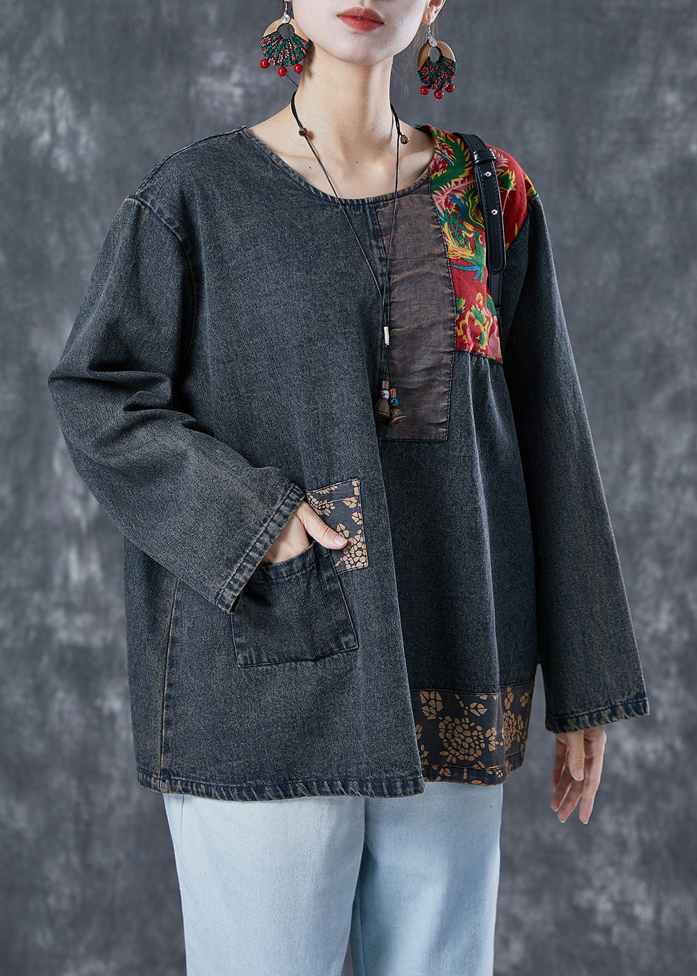 Sudadera vaquera con patchwork asimétrico negro estilo bohemio