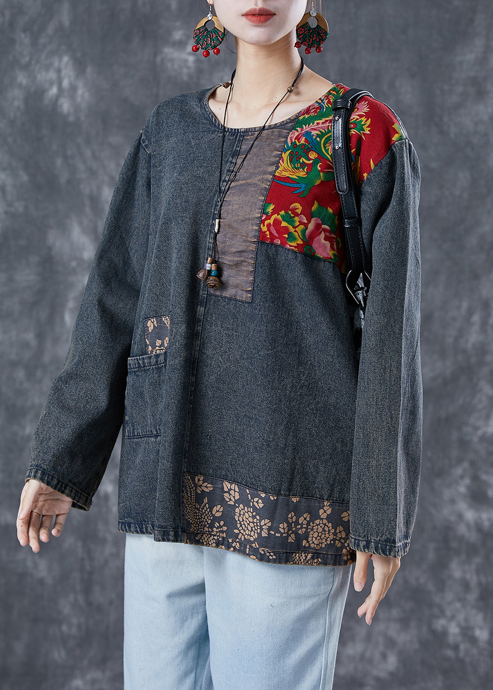 Sudadera vaquera con patchwork asimétrico negro estilo bohemio