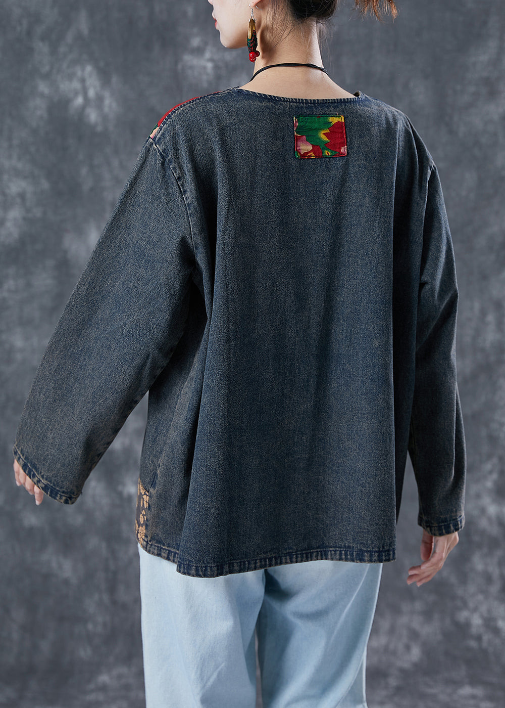 Sudadera vaquera con patchwork asimétrico negro estilo bohemio