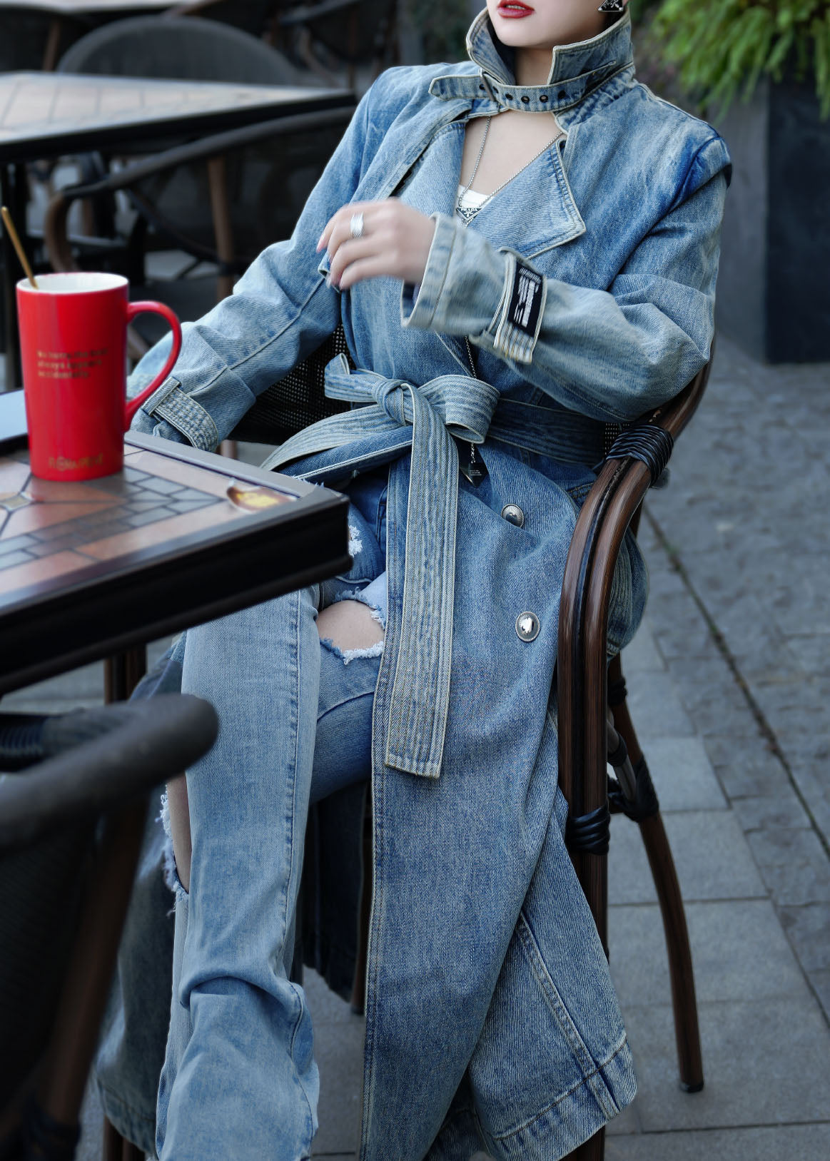 Gabardina vaquera de patchwork con cintura anudada y bolsillos azules de Boutique Otoño