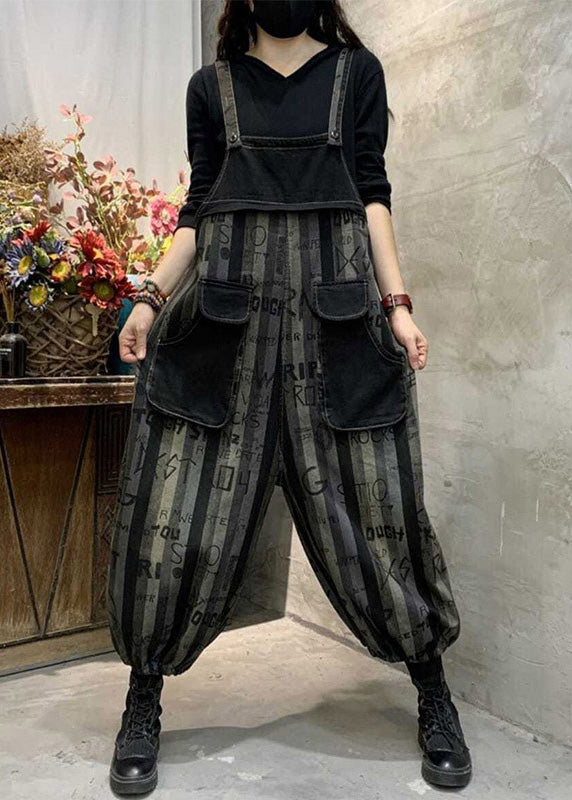 Lässiger schwarzer Denim-Jumpsuit mit Grafikdruck und gestreiften Knöpfen