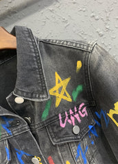 Chaqueta vaquera informal con grafiti y solapa gris y negra para otoño