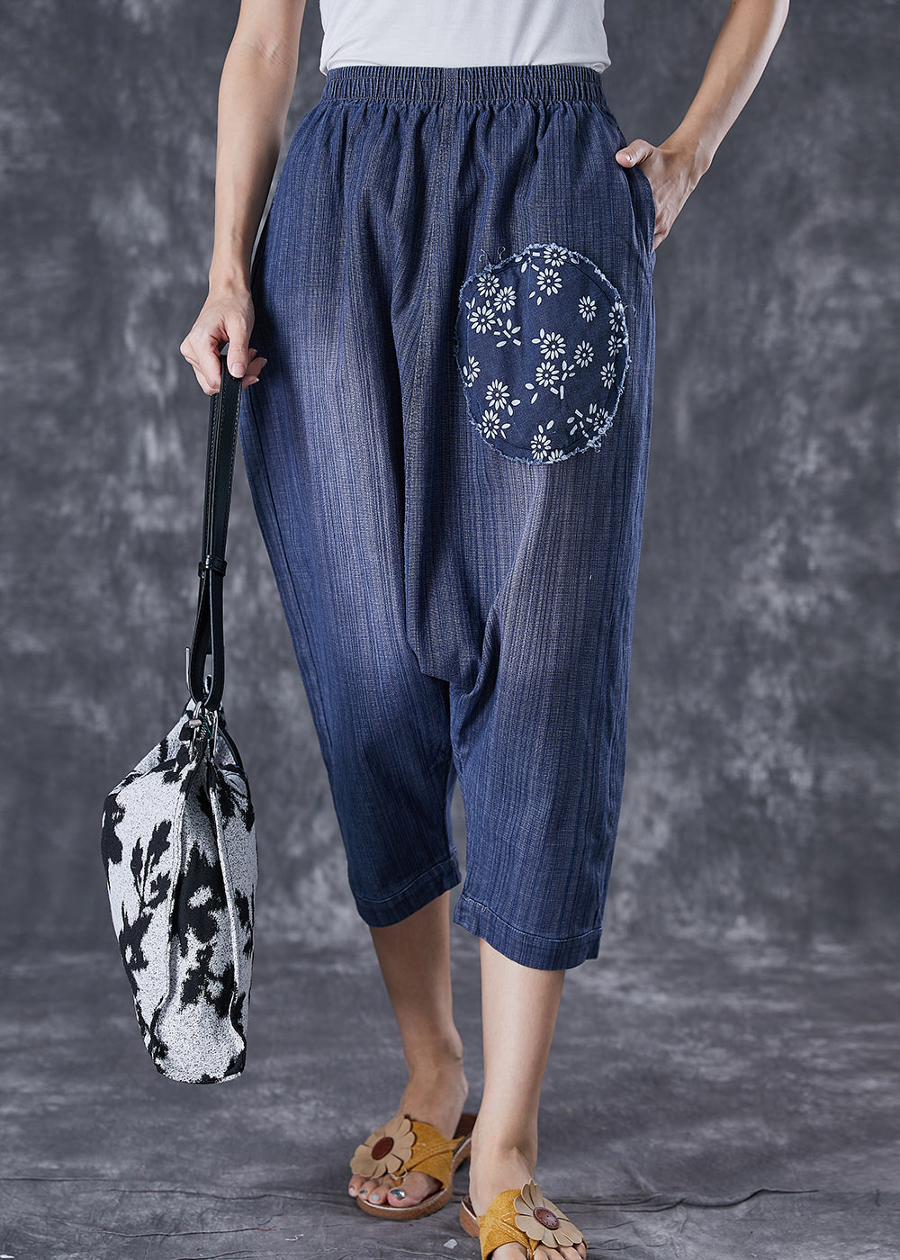 Pantalones harén de mezclilla con apliques de patchwork azules de gran tamaño e informales