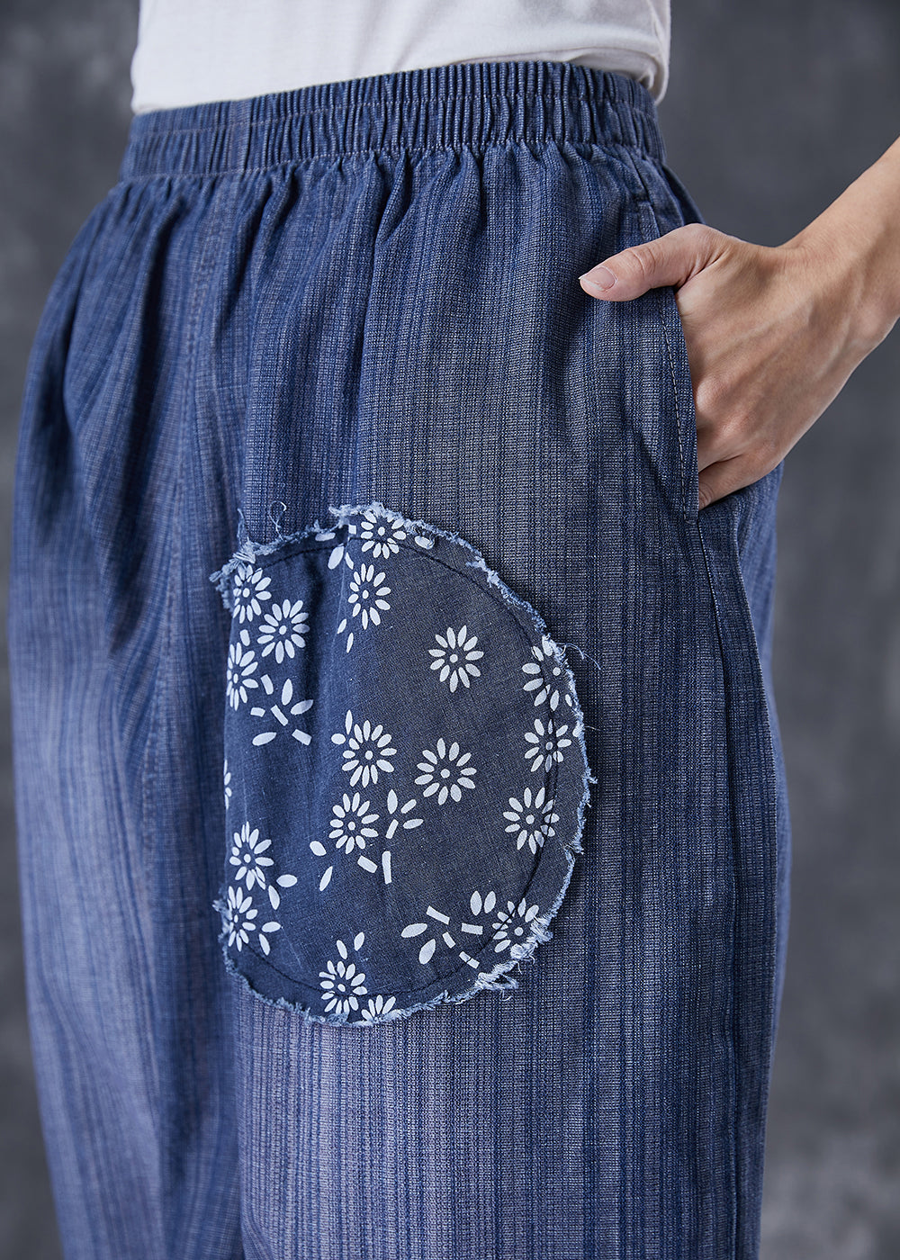 Lässige, blaue, übergroße Haremshose aus Denim mit Patchwork-Applikation