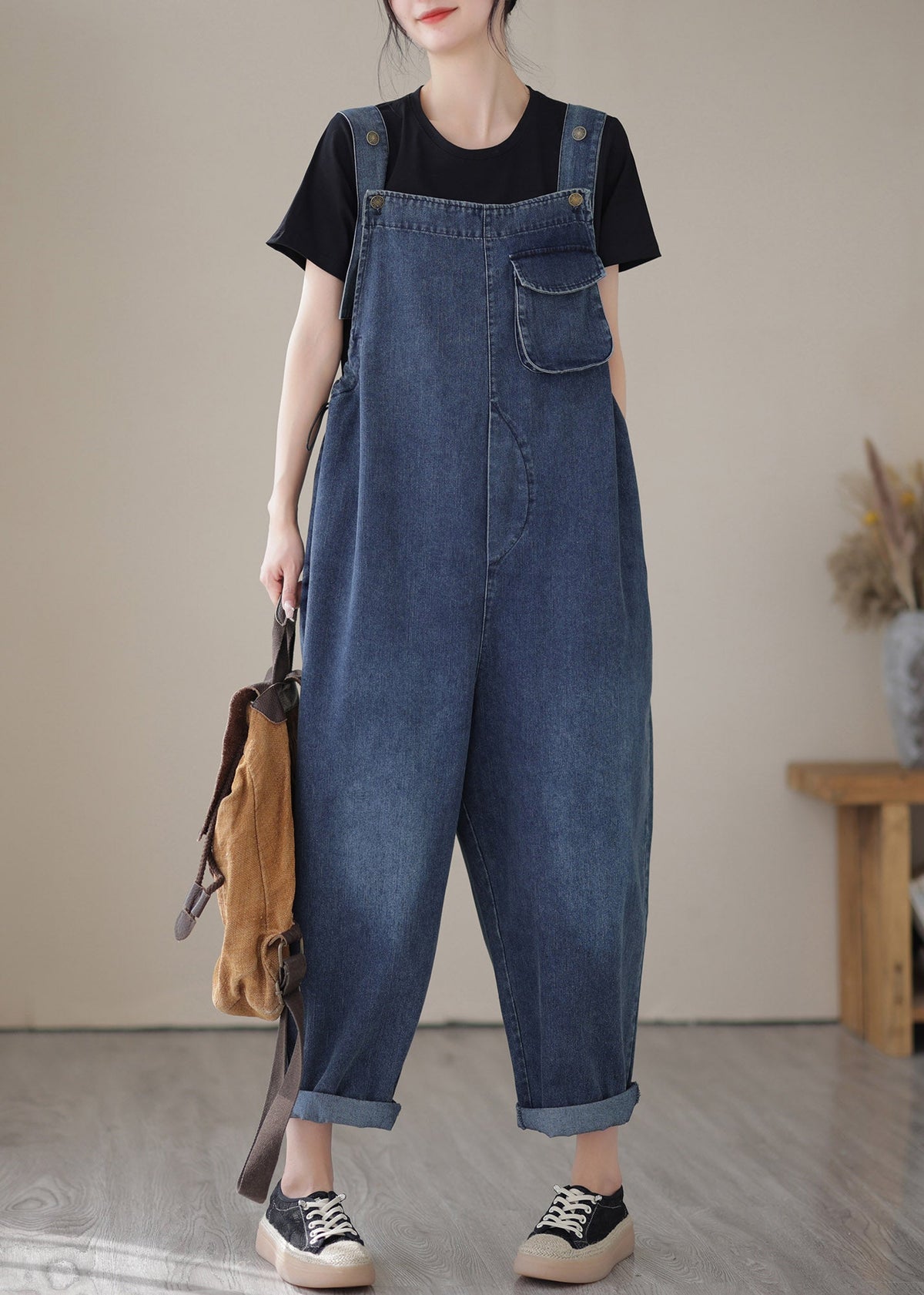 Lässiger blauer Jumpsuit aus Denim mit Patchwork-Knopfleiste und Schlitzausschnitt