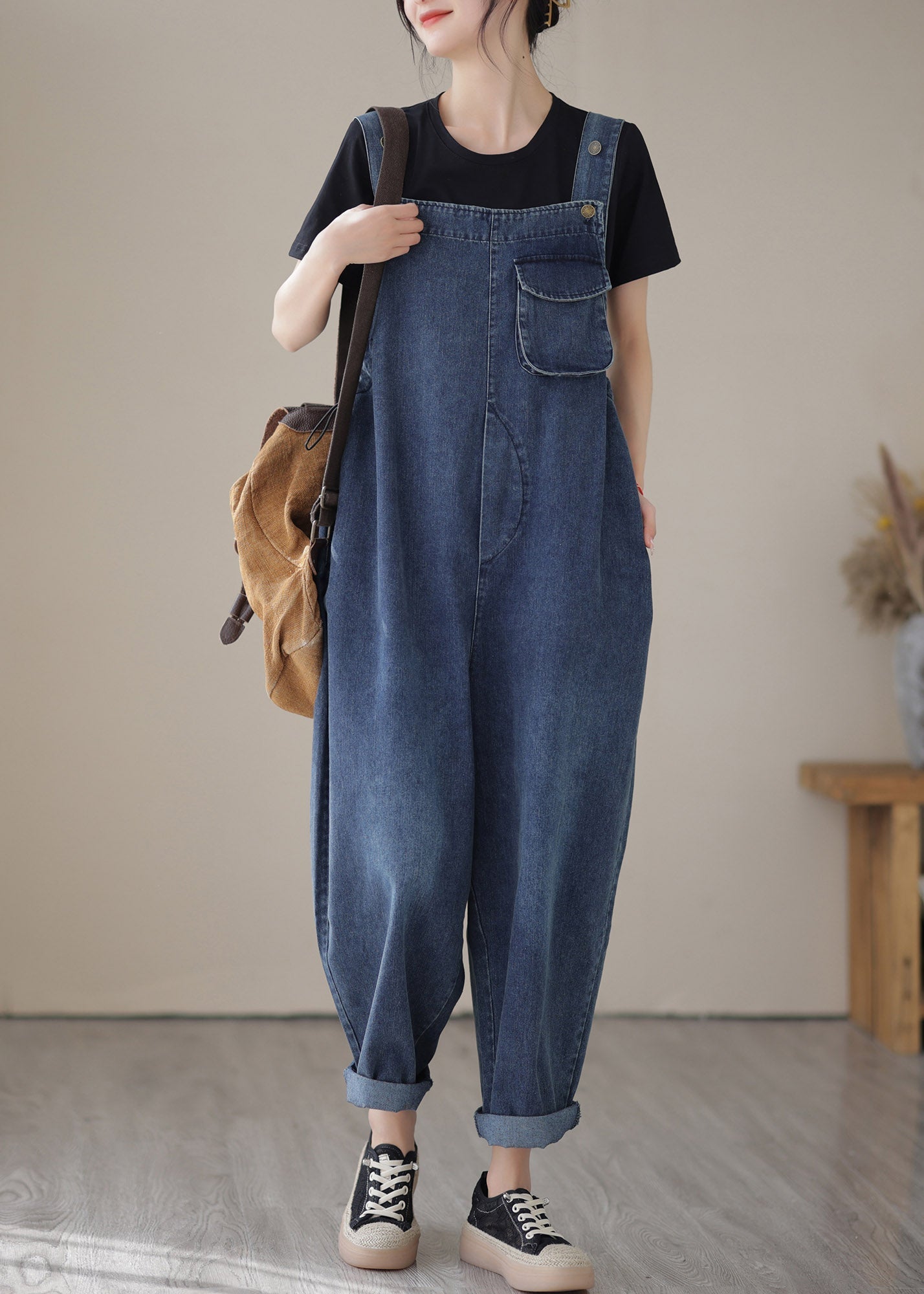 Lässiger blauer Jumpsuit aus Denim mit Patchwork-Knopfleiste und Schlitzausschnitt