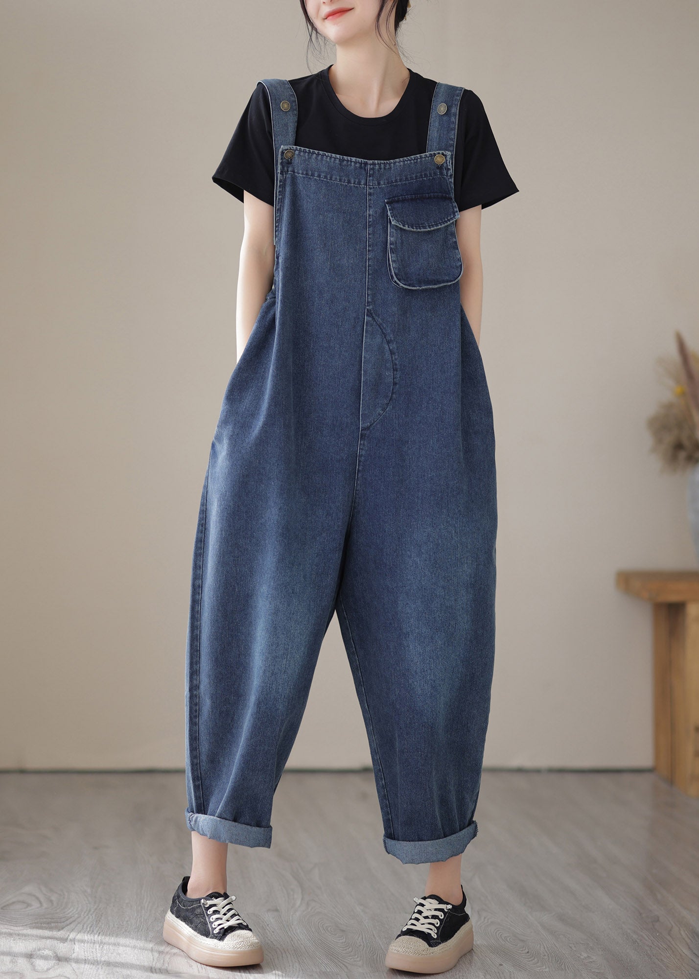 Lässiger blauer Jumpsuit aus Denim mit Patchwork-Knopfleiste und Schlitzausschnitt