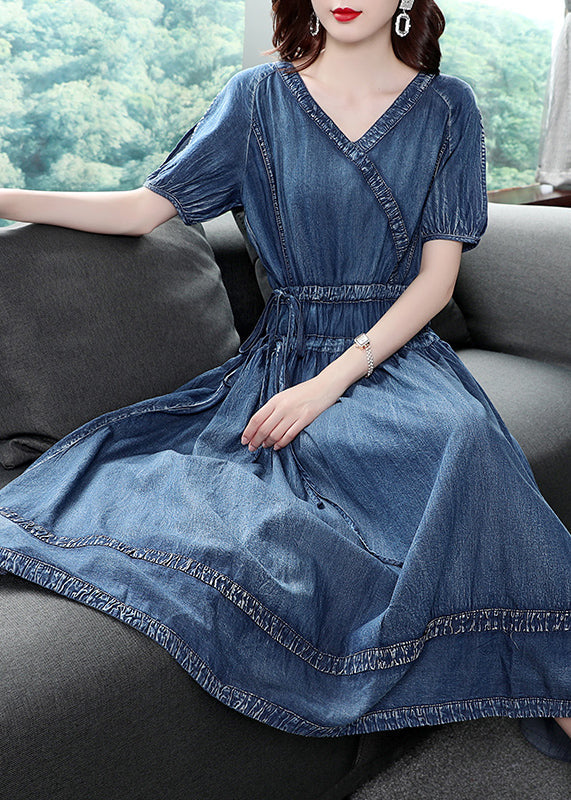 Lässiges blaues Patchwork-Kleid aus Baumwoll-Denim mit V-Ausschnitt und kurzen Ärmeln