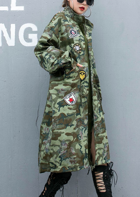 Gabardina informal de manga larga con bolsillos y estampado de remaches de camuflaje para otoño