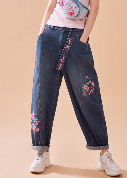 Pantalones casuales de mezclilla azul con bordado floral, bolsillos con botones y cremallera, pierna ancha