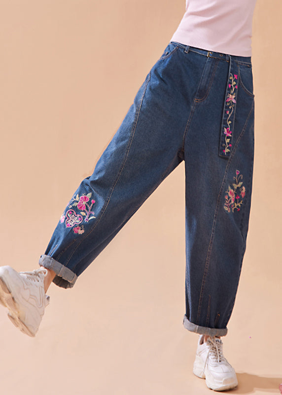 Pantalones casuales de mezclilla azul con bordado floral, bolsillos con botones y cremallera, pierna ancha