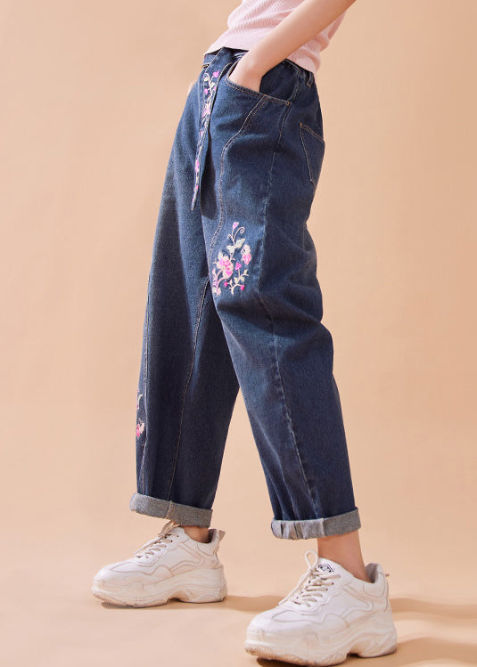 Lässige Jeanshose in Blau mit Blumenstickerei, Knopftaschen, Reißverschluss und weitem Bein