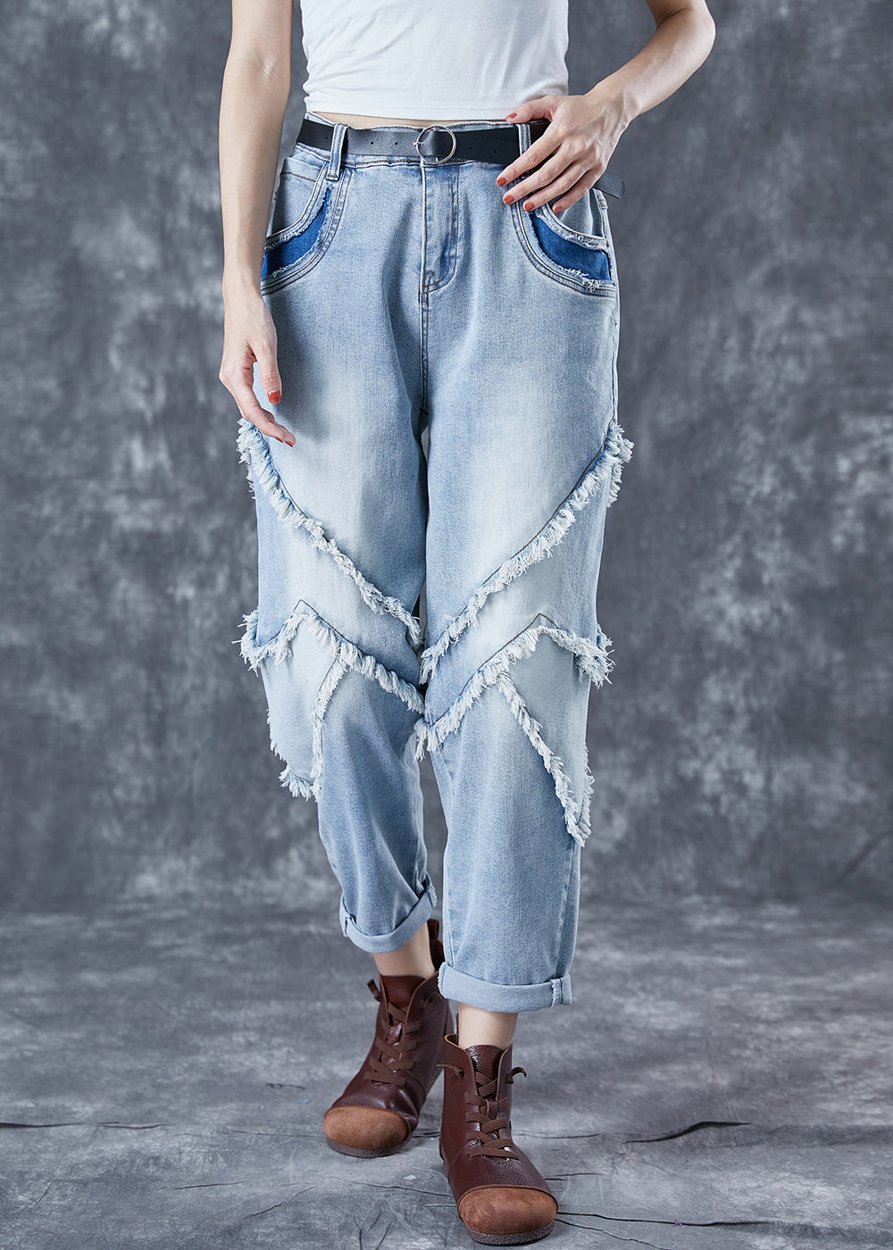 Lässige hellblaue Oversize-Jeanshose mit Patchwork-Quaste