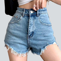 Shorts vaqueros desgastados con un toque chic e informal