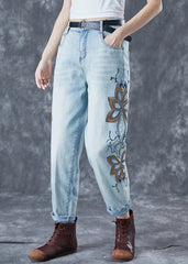 Pantalones harén de mezclilla con bordado de circonitas en azul claro elegante