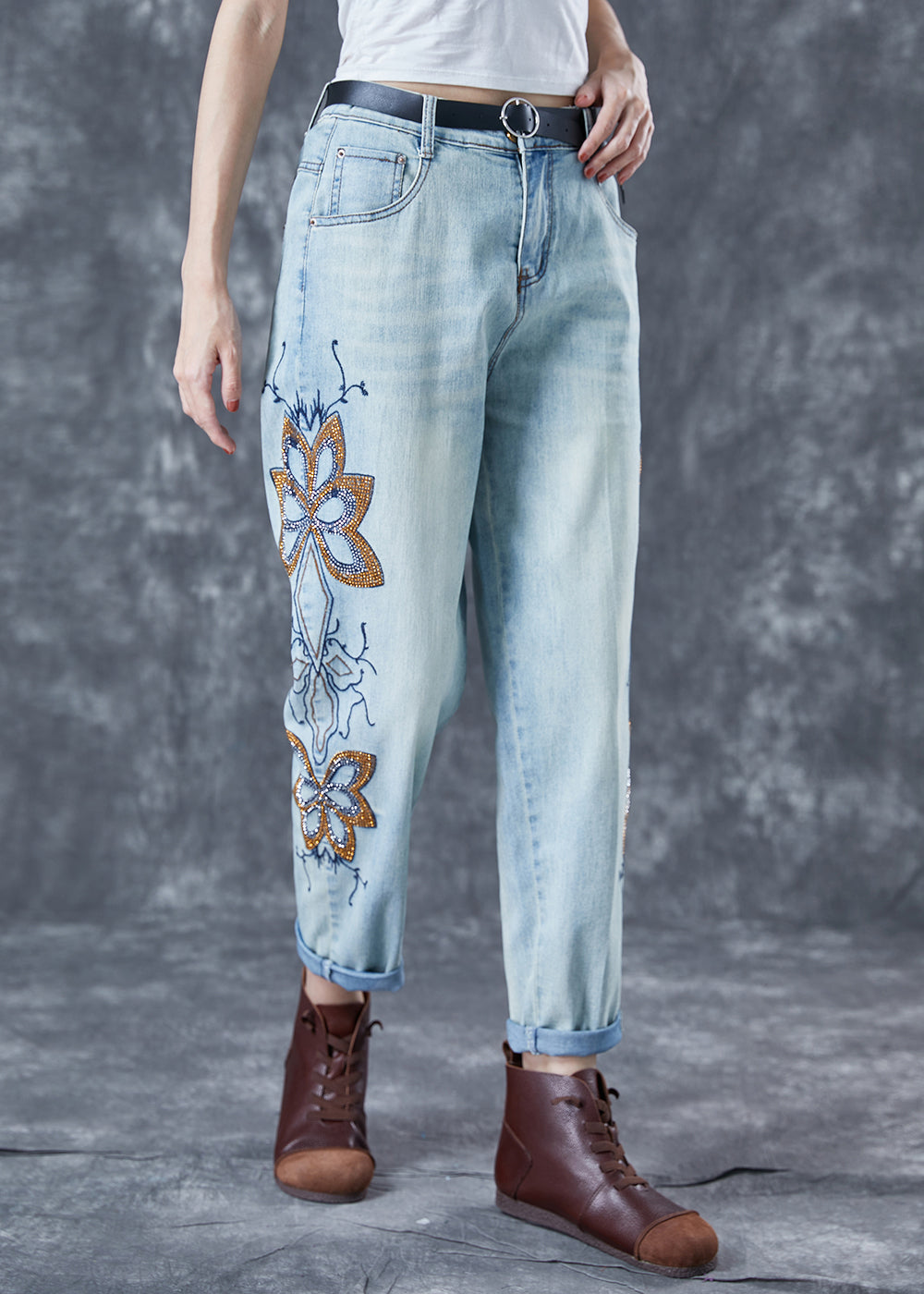 Pantalones harén de mezclilla con bordado de circonitas en azul claro elegante