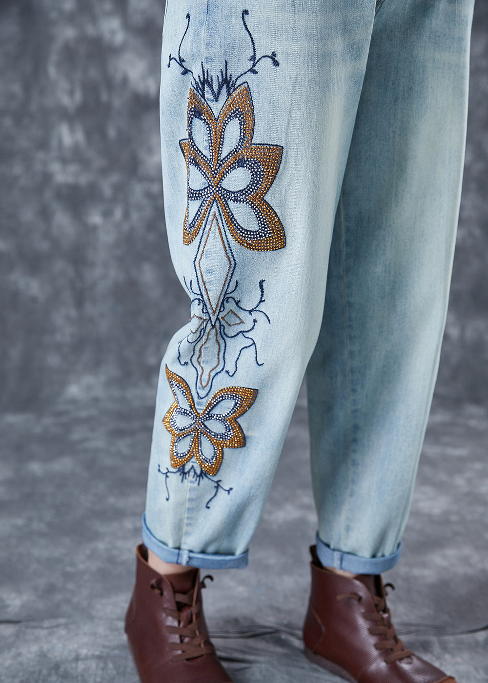 Pantalones harén de mezclilla con bordado de circonitas en azul claro elegante