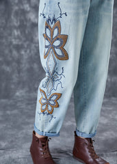 Pantalones harén de mezclilla con bordado de circonitas en azul claro elegante