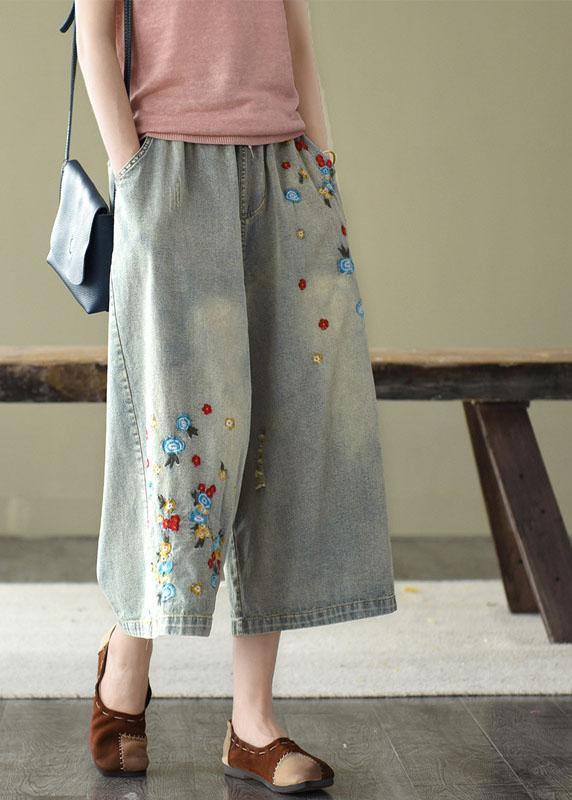 Pantalones vaqueros anchos con agujeros y bordados en color oscuro, cómodos