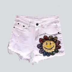 Shorts vaqueros desgastados con flores de cristal