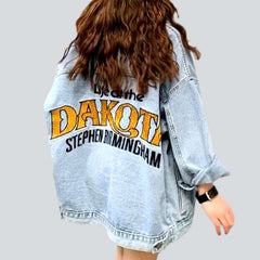 Jeansjacke mit Dakota-Rückenprint