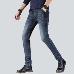 Dunkelblaue Herrenjeans