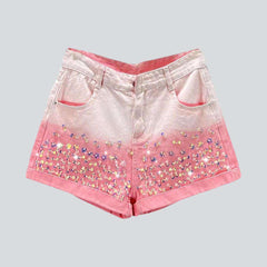 Shorts vaqueros teñidos con diamantes de imitación rosas