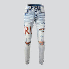 Distressed-Jeans mit Buchstaben