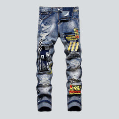 Parches bordados en jeans rotos para hombre