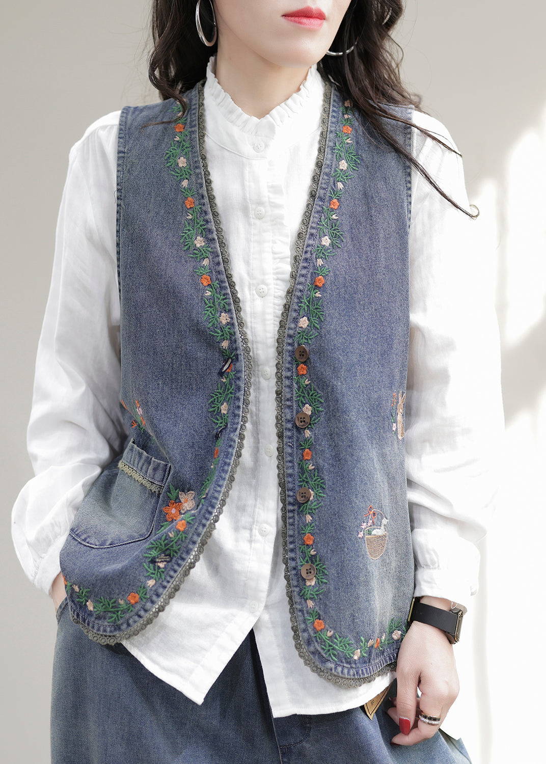 Chaleco vaquero sin mangas con cuello en V azul bordado y patchwork