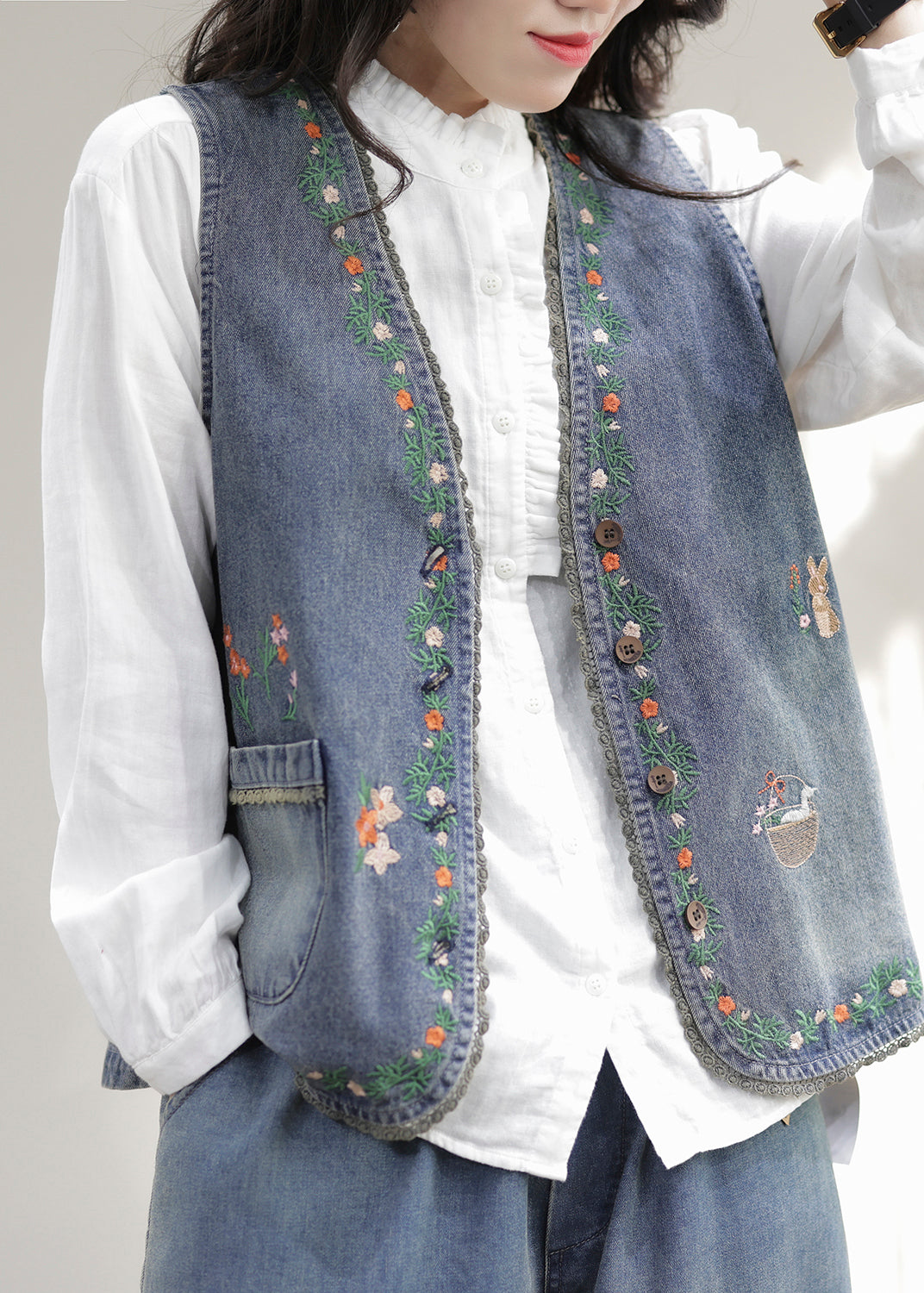 Chaleco vaquero sin mangas con cuello en V azul bordado y patchwork