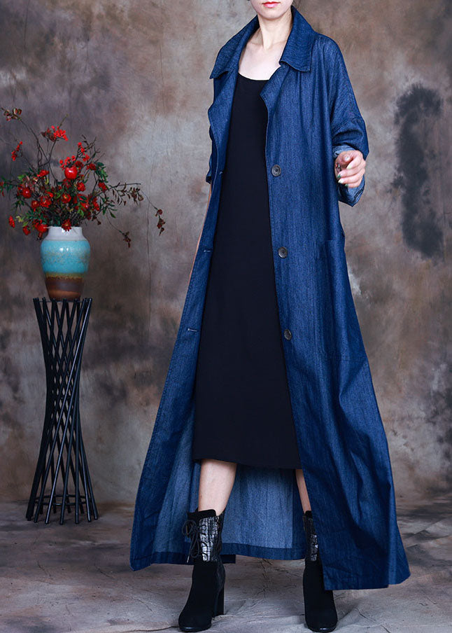 Blauer Trenchcoat aus Baumwolldenim mit Knopfverschluss in der Taille und Peter-Pan-Kragen