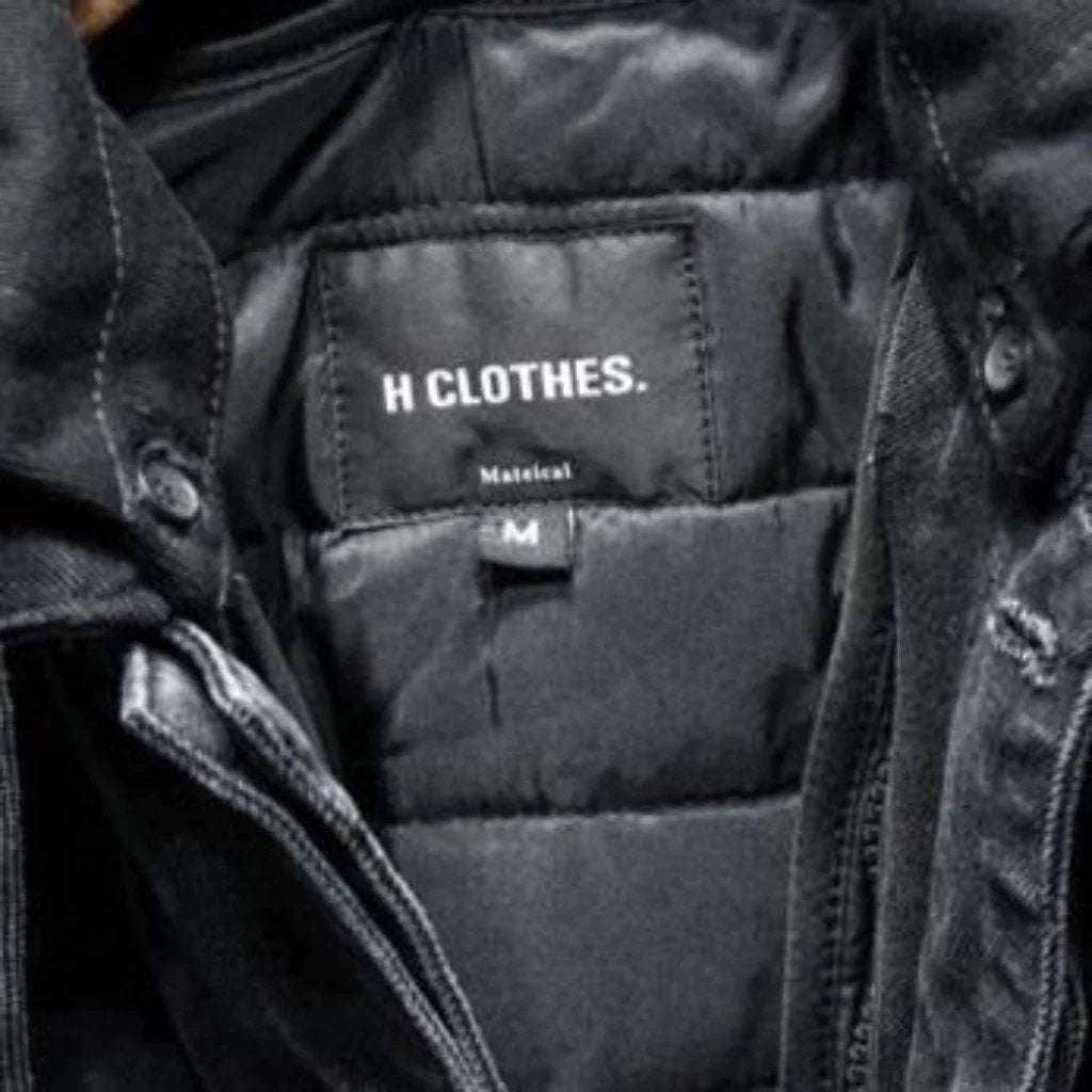 Chaqueta de hombre con capucha, rasgada, negra, gruesa y abotonada.