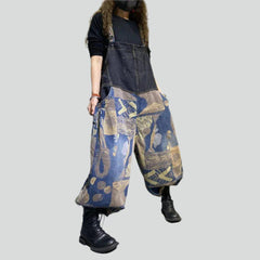 Jumpsuit aus dunklem Denim mit Urban-Print