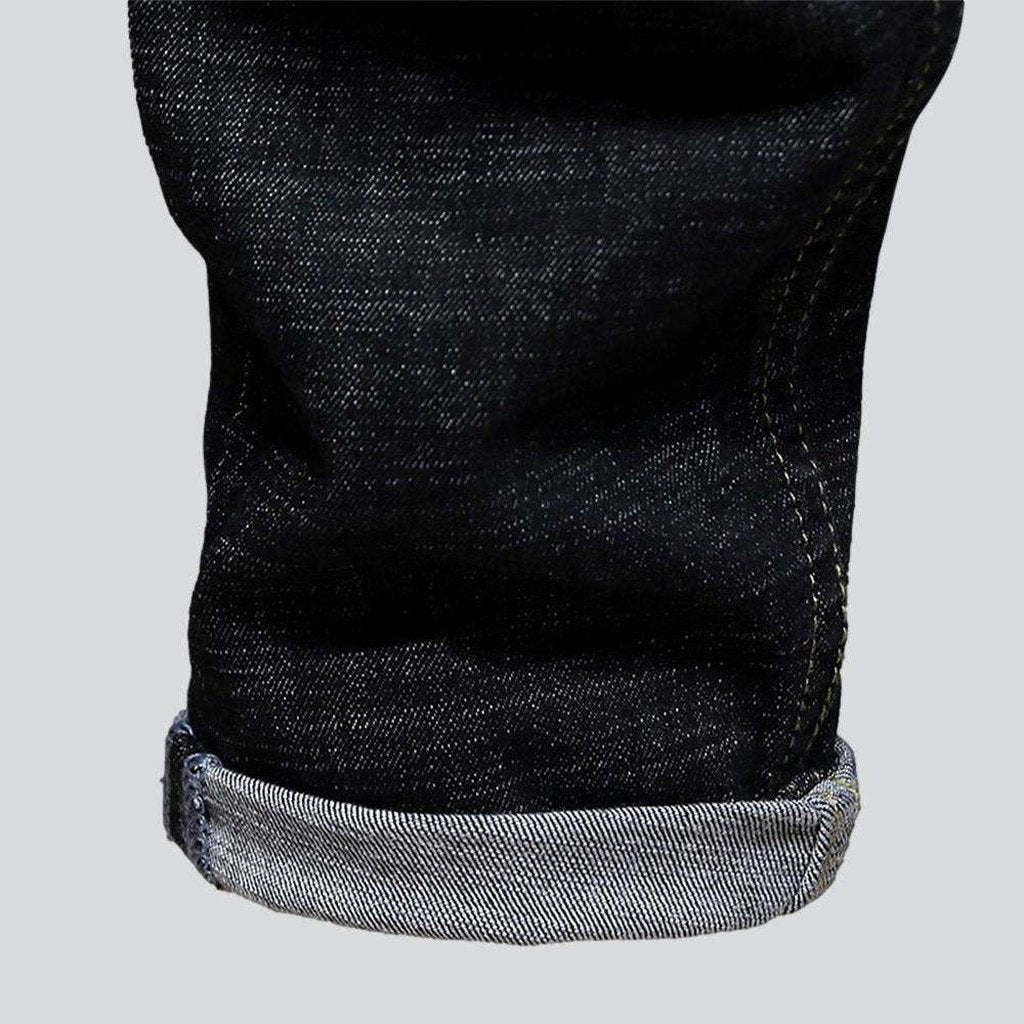 Jeans mit Stickerei auf der Gesäßtasche für Herren