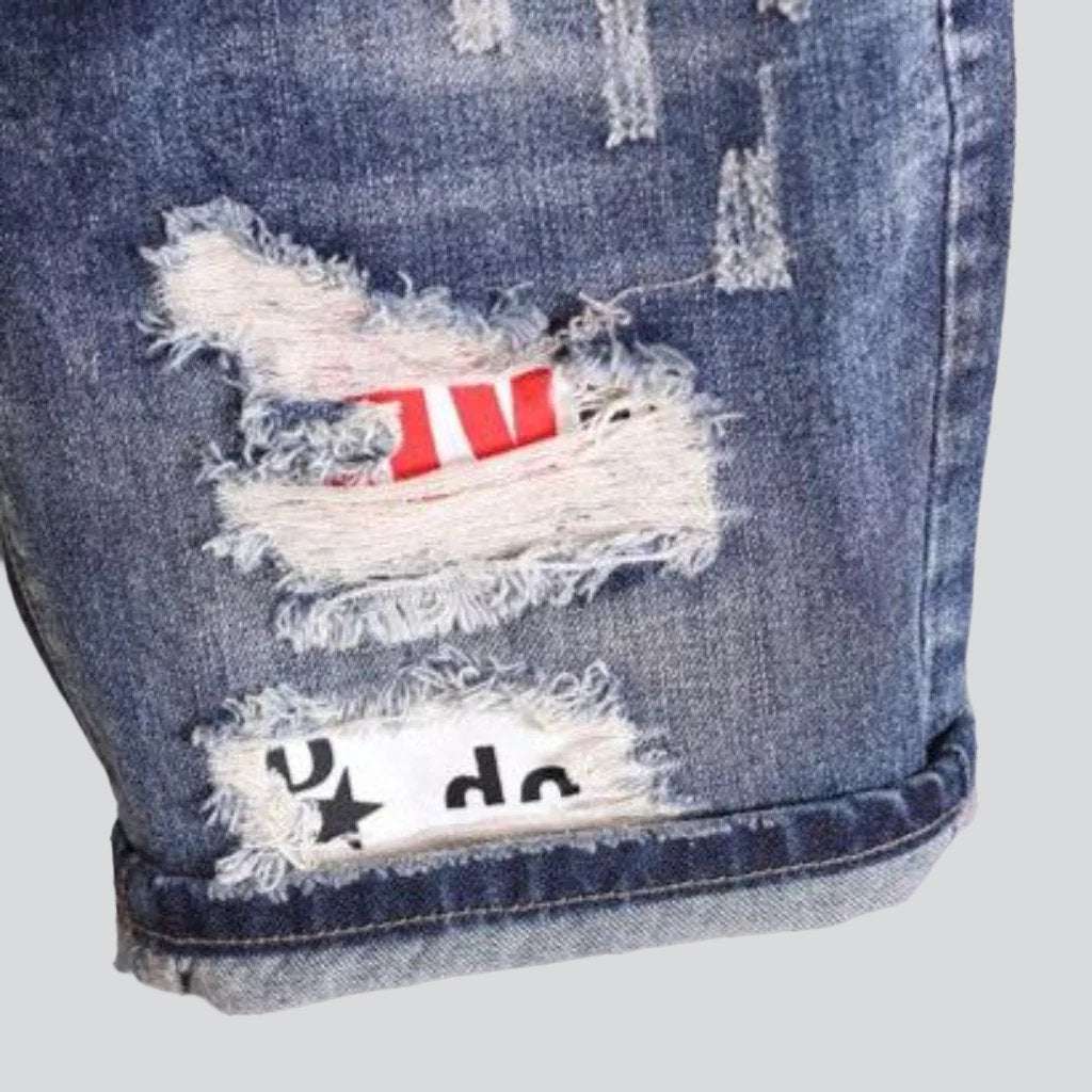 Distressed-Jeansshorts mit beschrifteten Patches