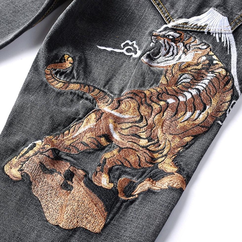 Graue Herrenjeans mit Tigerstickerei