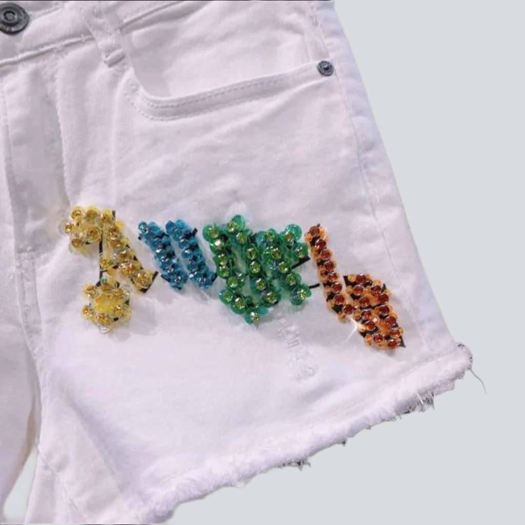 Shorts vaqueros desgastados con inscripción de cristal