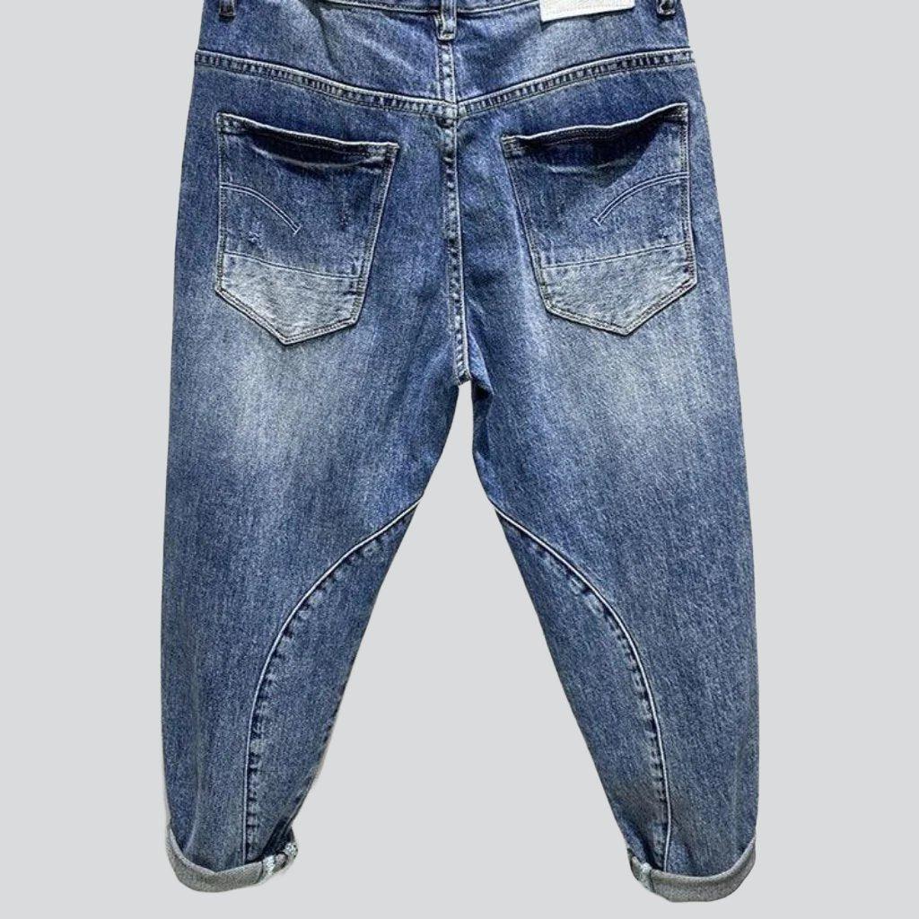 Zerrissene hellblaue Herrenjeans